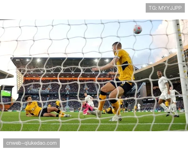 特写镜头：德布劳内主罚任意球前，反复观察人墙缝隙与门将站位