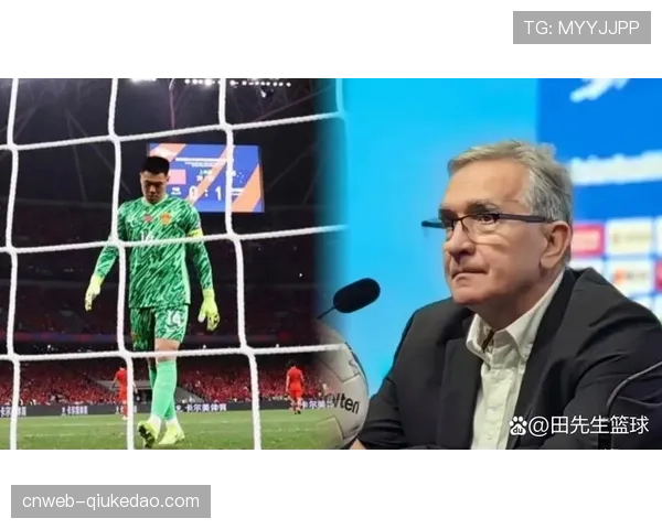 特写：训练结束后，奥格斯堡主帅独自回看球队丢失球权集锦至深夜